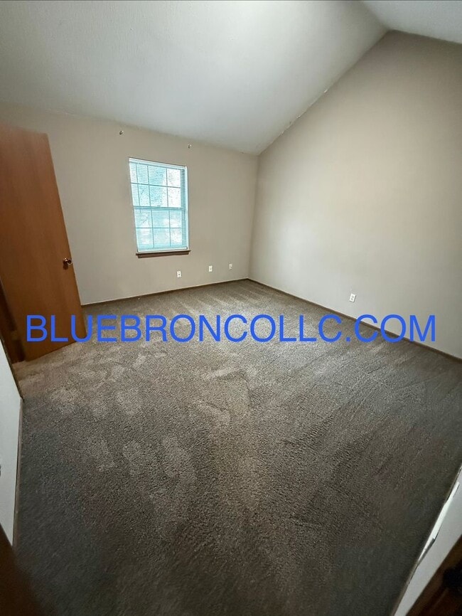 Building Photo - great price for a 2 bedroom townhome, easy access to highway.