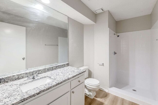 Building Photo - Updated 2 Bed, 2 Bath Home in Desirable Location
