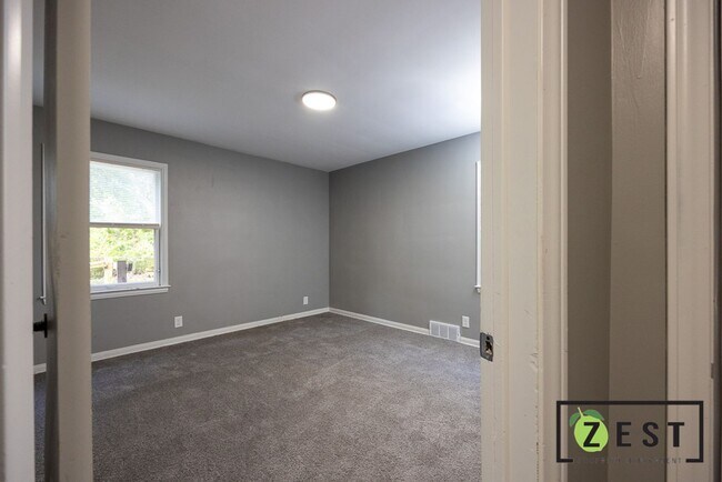 Building Photo - 5235 Chatsworth St