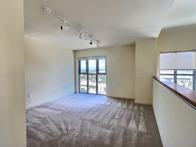 Building Photo - Fantastic 2 Bed/2Bath Penthouse with Panor...