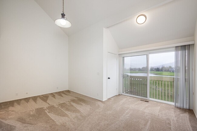 Building Photo - Conveniently Located Racquet Club Condo