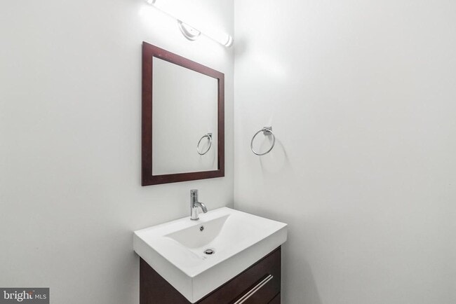 Building Photo - 14524 Pebblewood Dr
