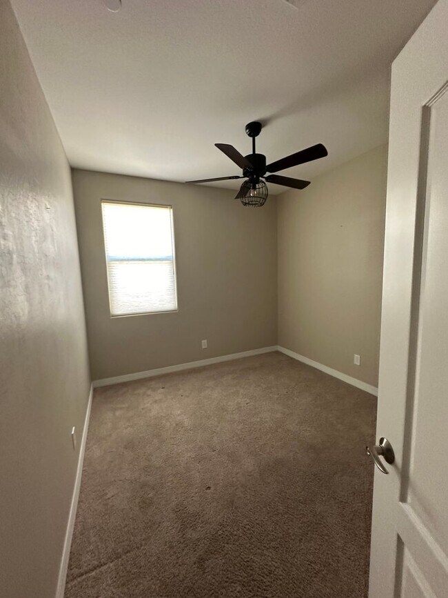 Building Photo - 3 BD HOME IN PEORIA WITH SOLAR