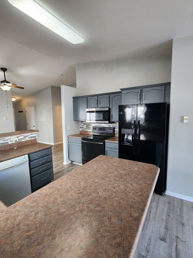 Building Photo - 1351 E Oakland St