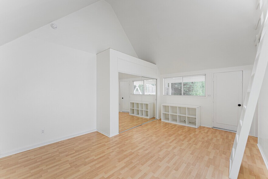 Building Photo - 332 S Crescent Dr