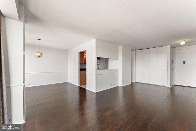 Building Photo - 1326 Spruce St