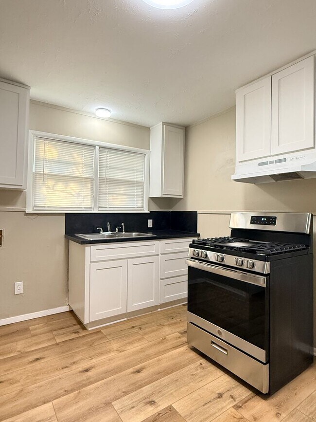 Building Photo - 1 Bedroom 1 Bath - Updated