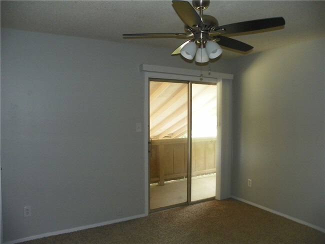 Building Photo - 3406 Dolphin Dr