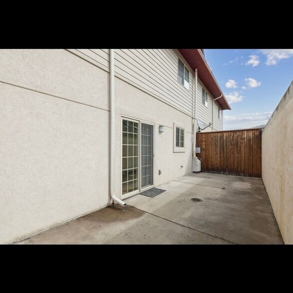 Building Photo - 825 Crestmont Way