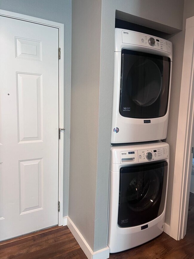 Building Photo - Spacious 1 Bedroom with Tons of Light, High Ceilings & Full Size Washer/Dryer Inside