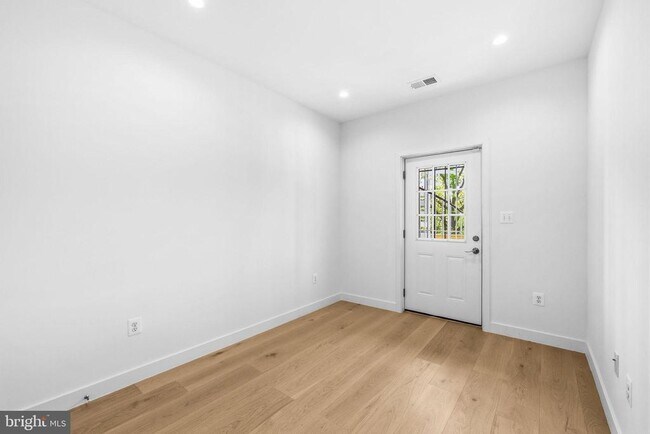 Building Photo - 2532 Elvans Rd SE