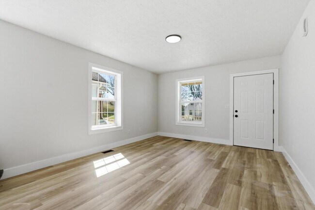 Building Photo - 144 N Quentin Ave