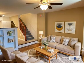 Building Photo - Newly Updated 4 Bedroom 1 Bathroom Townhom...