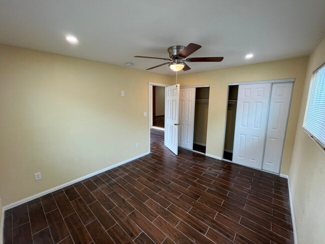 Building Photo - MOVE IN READY 4+2 w/bonus room + open floo...