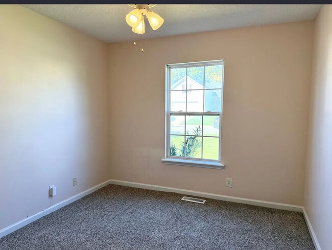 Building Photo - 120 Maxwell Dr