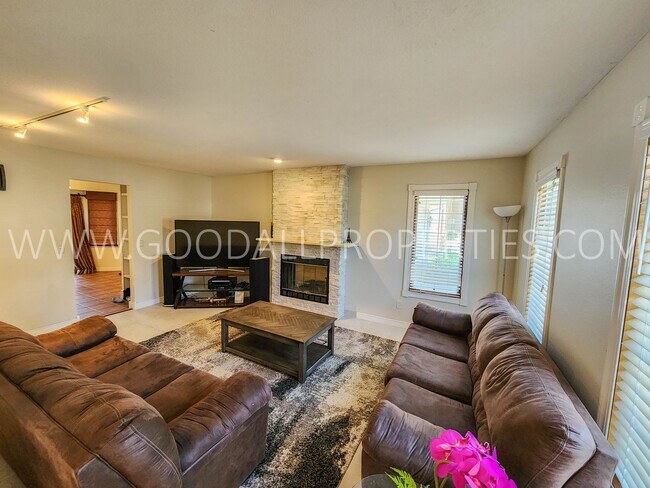 Building Photo - 4 Bedroom 2 car garage home in Clive