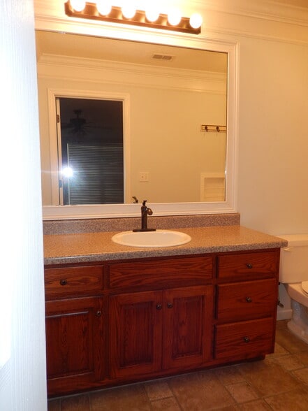 Bathroom - 2065 Pinemount Blvd