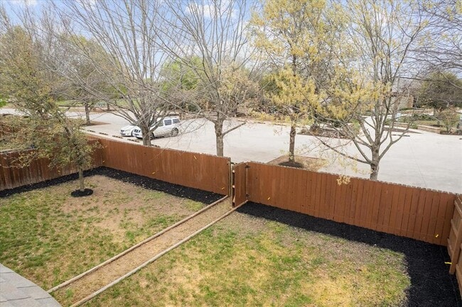Building Photo - 916 Easton Dr