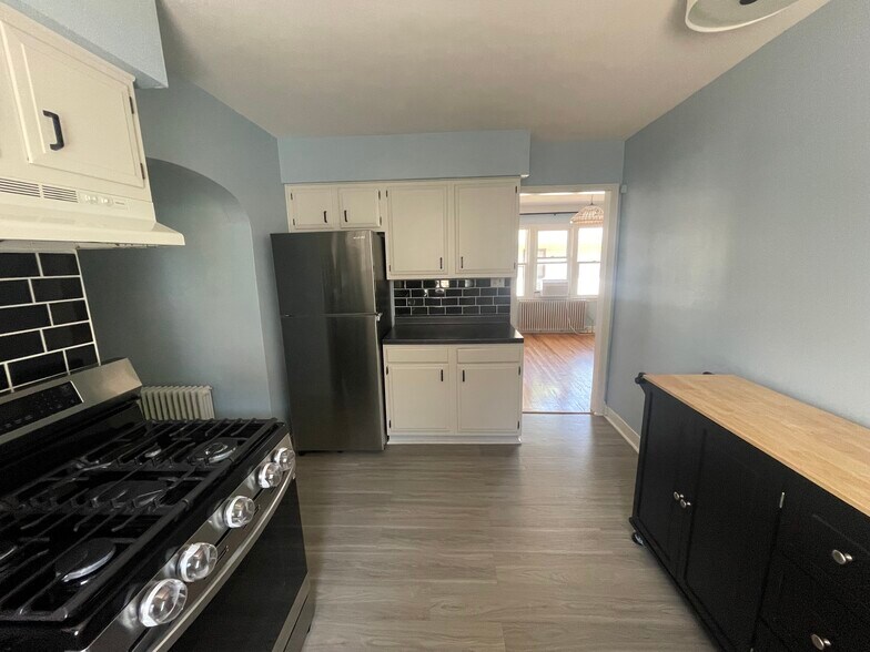 Kitchen - 261 Robie St W
