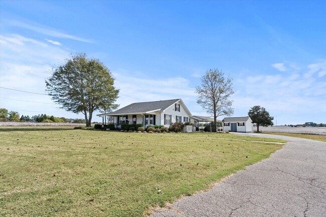 Building Photo - Charming Farmhouse on the West Side of Ath...