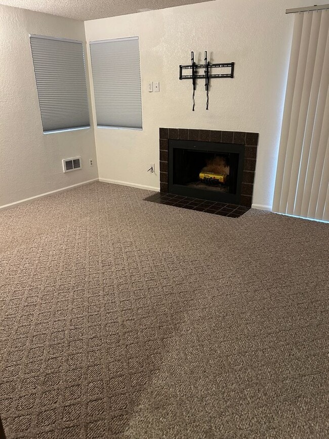 Building Photo - 2bd/1.5ba Tukwila Townhome