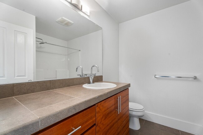 Building Photo - Spacious 3-Level Townhome for Rent in Prime Location