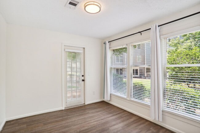 Building Photo - 2 Bedroom 2 Bathroom In A Private Community