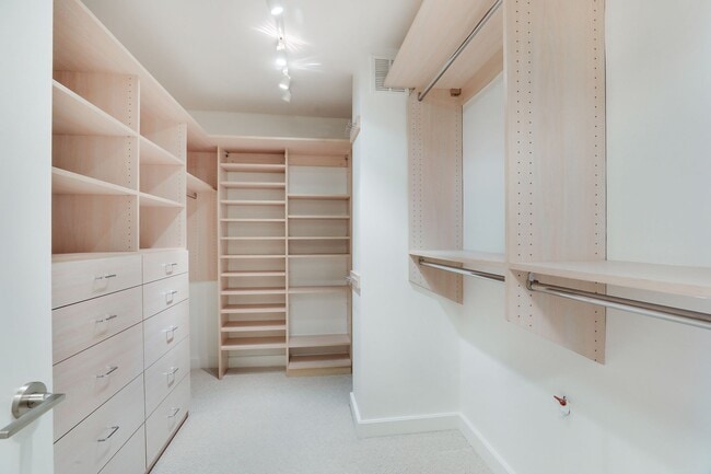Building Photo - 40 E 94th St