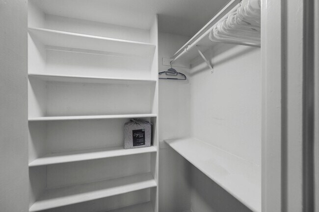 Building Photo - 208 E Oxford Dr