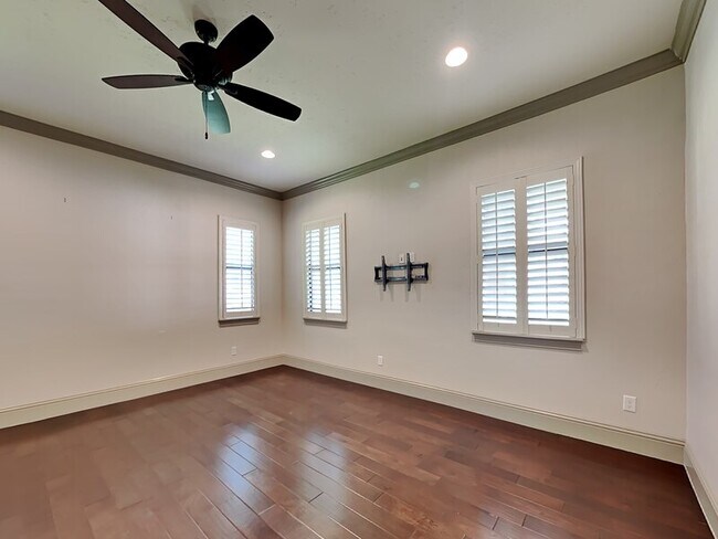 Building Photo - 1240 Poinsettia Ave