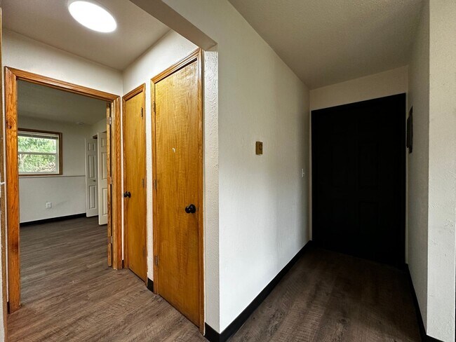 Building Photo - Regal Landing ||