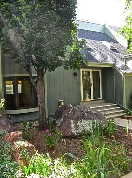 Building Photo - 65 Benthaven Pl