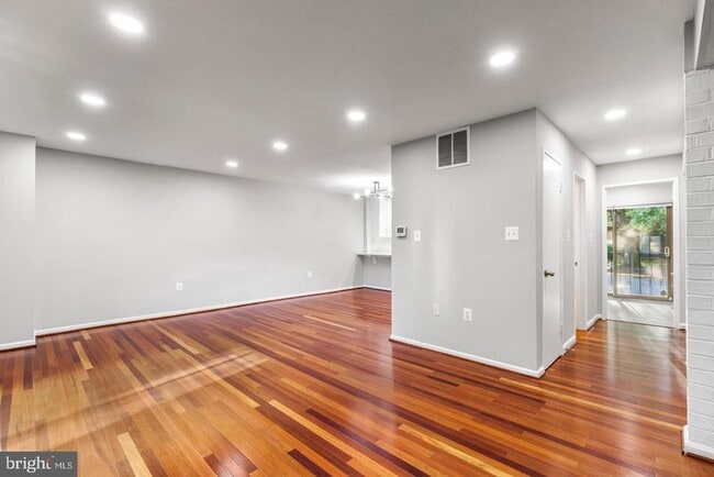 Building Photo - 4921 Sauquoit Ln