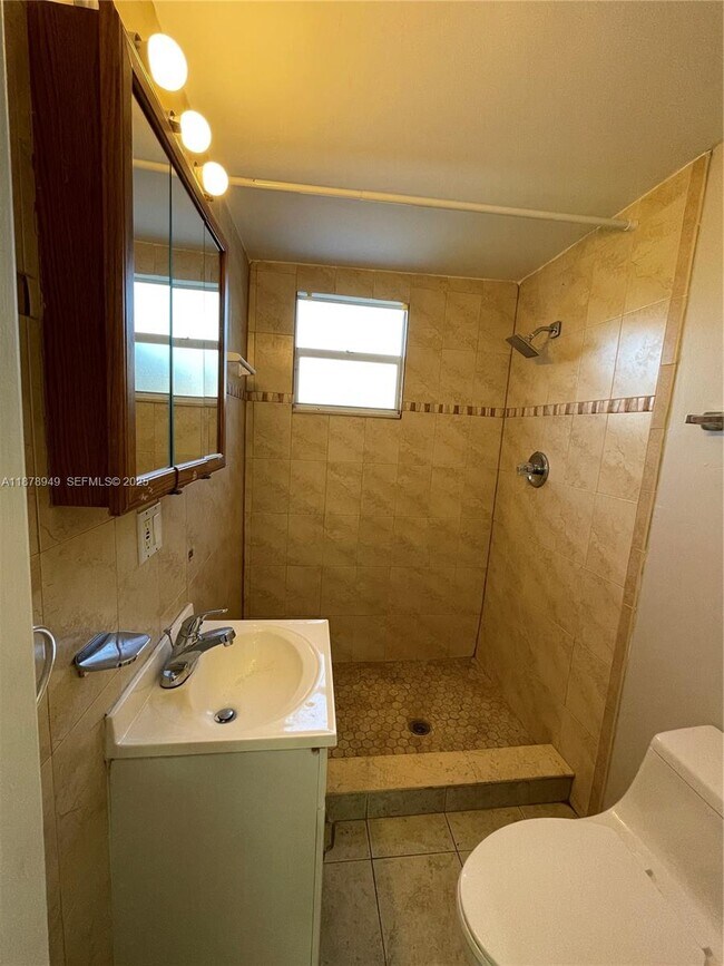 Building Photo - 1107 NE 8th St