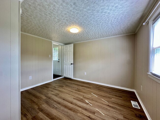 Building Photo - Charming 3 Bedroom Home for Rent – Recentl...