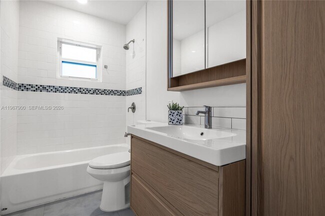 Building Photo - 801 NE 118th St