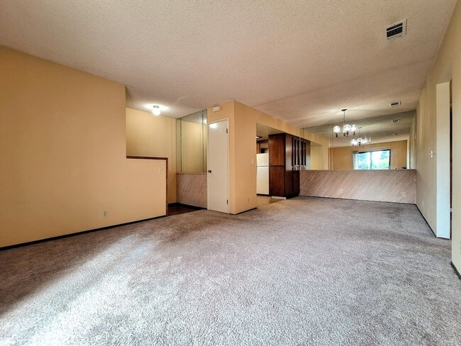Primary Photo - Spacious Second Floor 1bd Condo With Laundry In Unit, Pool, Balcony, & Carport!