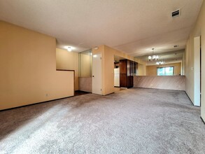 Building Photo - Spacious Second Floor 1bd Condo With Laundry In Unit, Pool, Balcony, & Carport!