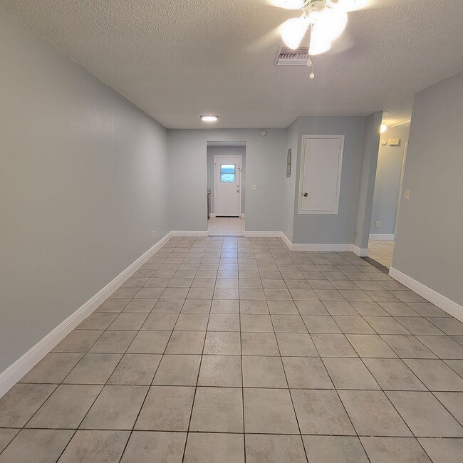 Building Photo - Charmin 3/1 Duplex In Groveland FL