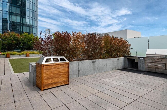 Building Photo - Fantastic Penthouse w/ Balcony and one car valet - 1BR/1 Office/1.5BA - Lumina / SOMA