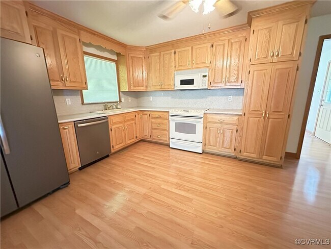 Building Photo - 16421 Chinook Dr