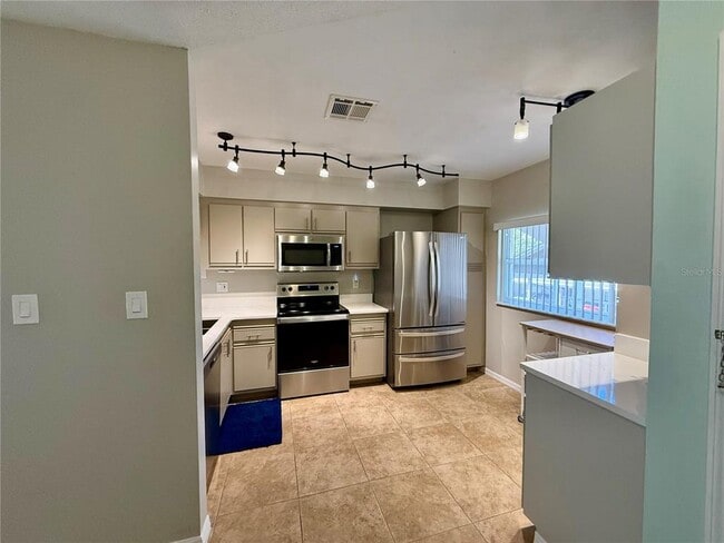 Building Photo - 1600 Woodland Dr