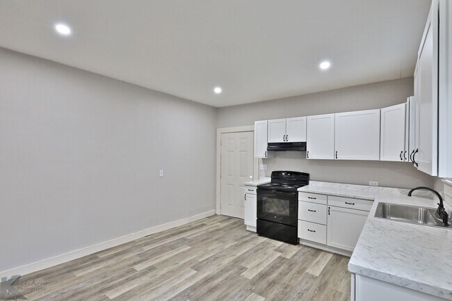 Building Photo - 2 bed 1 bath; AVAILABLE NOW!
