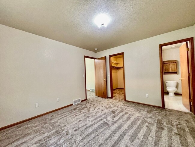 Building Photo - Beautiful Duplex with Attached Garage and ...
