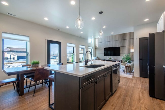 Building Photo - 690 Stone Peak Lp