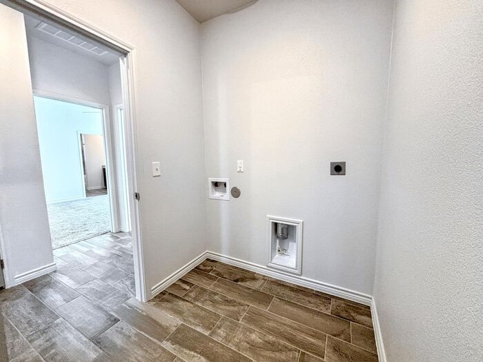 Building Photo - 722 Freedom Cir