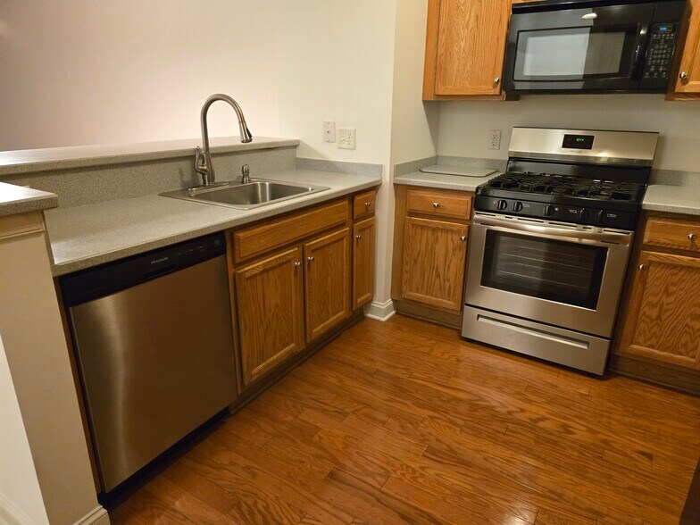 Building Photo - 200 W Elm St