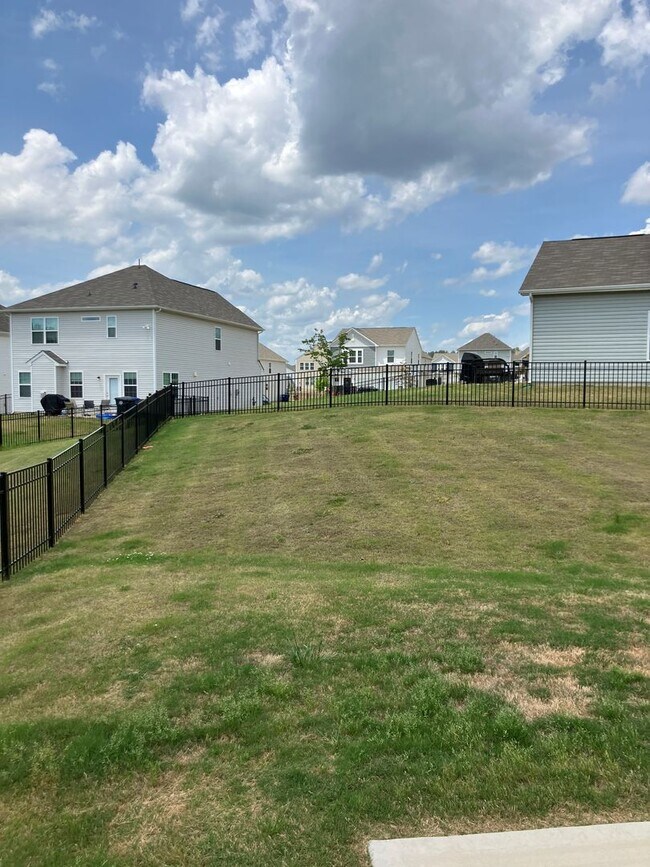 Building Photo - Beautiful Like new 3 bedroom Home in Gambi...