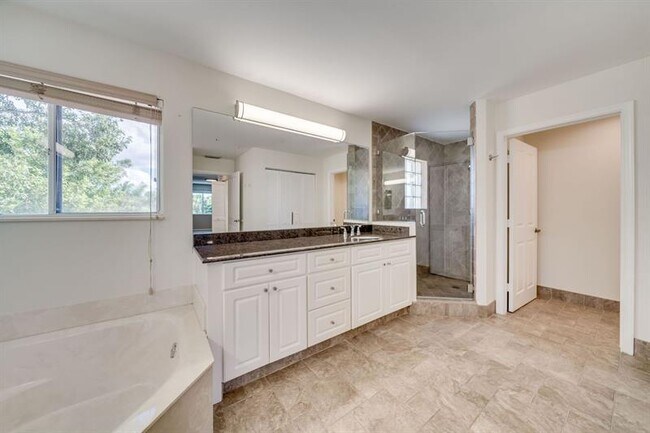 Building Photo - 558 Stonemont Dr