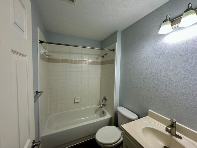 Building Photo - 928 Falcon Dr